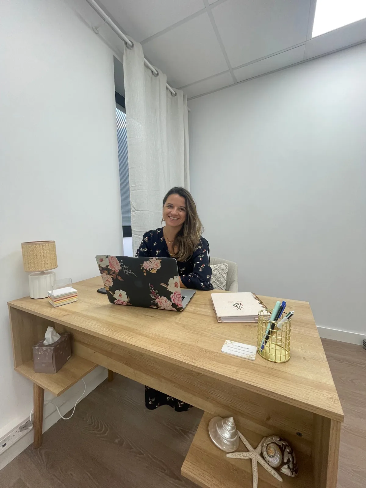 Élodie Dubos, naturopathe et sophrologue, souriante à son bureau du cabinet